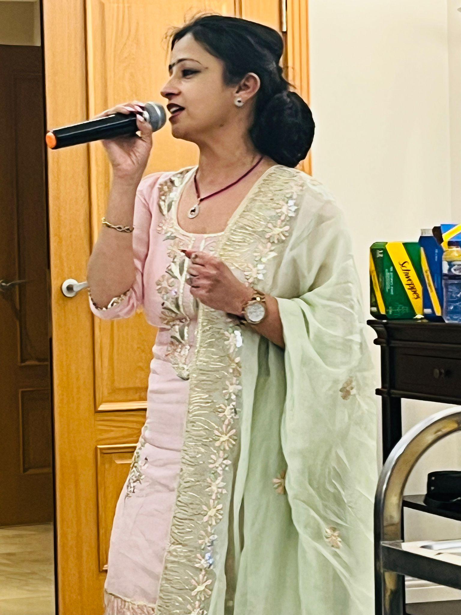Image of Sona Sharma singing.